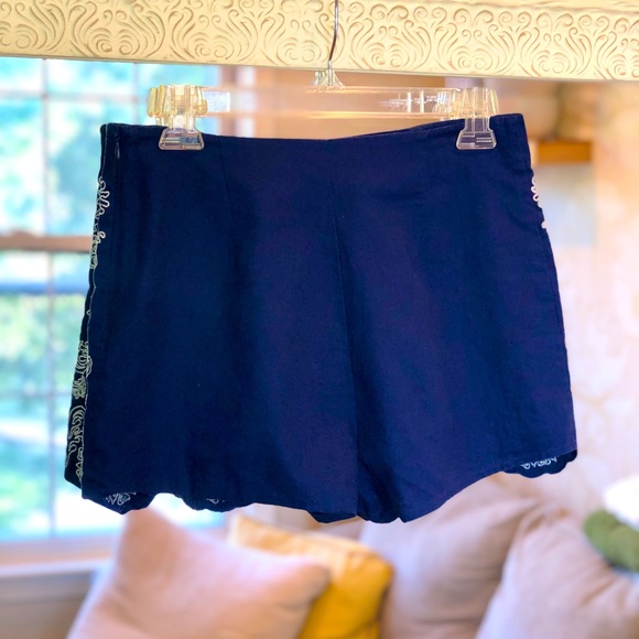H&M High-Waisted Short-Shorts - Deep Blue w/White Floral Stitching - Size 8 NWOT - Picture 2 of 5
